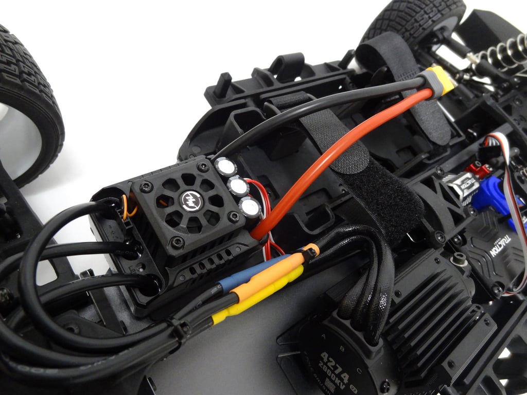 Tractionhobby KM 934 RC Car 4