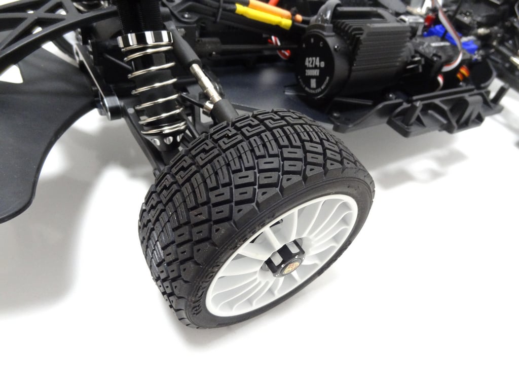 Tractionhobby KM 934 RC Car 3