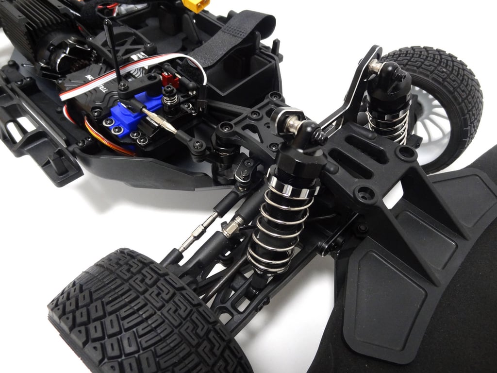 Tractionhobby KM 934 RC Car 2